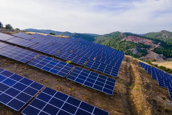 日没の風景電気革新で生態系の太陽光発電所パネル 空中風景 ロイヤリティフリーのストック画像