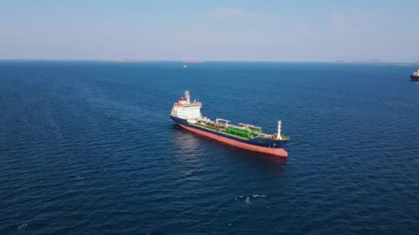 Kargo Petrol Kimyasal Tanker Gemisi Denizde Sanayi Limanı Yakınlarında Demirlemiş — Stok video