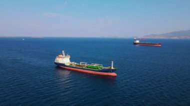 Deniz endüstriyel liman bölgesine demir atmış petrol tankeri gemisi.