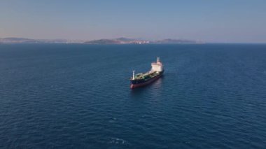 Petrol kimyasal tankerleri, petrol kimya fabrikasının limanına demir attı.