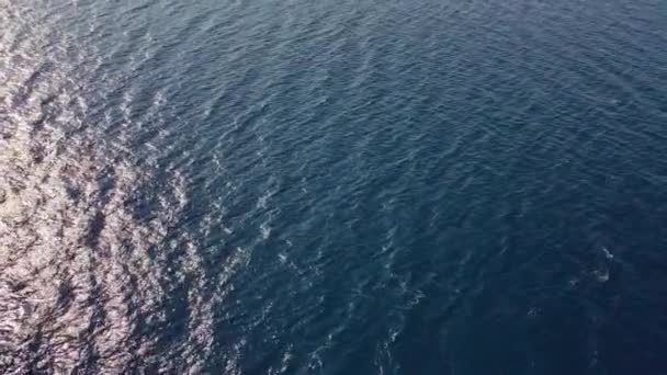 Blauwe Zee Water Oppervlak Achtergrond Zon Reflecties Luchtvliegen Drone View — Stockvideo