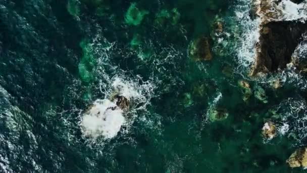 Берегові Рифи Океанськими Хвилями Розбилися Скелястій Береговій Лінії Вид Повітря — стокове відео