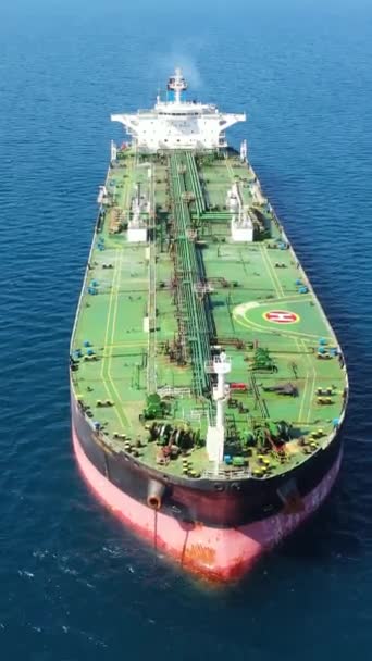 Saf Petrol Tankeri Sanayi Limanında Beklemede Hava Dikey Sosyal Medya — Stok video