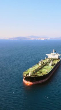 Deniz limanı yakınlarındaki devasa ham petrol tankerinin hava görüntüsü, dikey sosyal medya