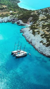 Akvaryum koyu Bodrum 'da lüks yatlar, yelkenliler, berrak kristal su gölleri. Hava dikey sosyal medya