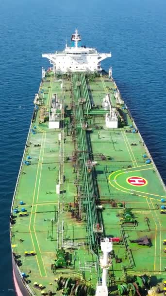 Mezinárodní Logistická Ropa Ropný Tanker Čeká Nakládku Poblíž Přístavu Svislý — Stock video