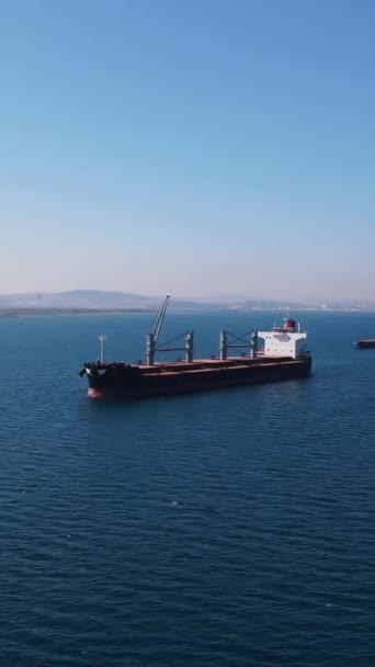 Насипний Вантажний Морський Корабель Закріплений Егейському Морі Чекає Входу Порт — стокове відео