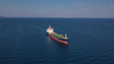 Petrol kimya tankeri gemisi, denizdeki pozisyonunu koruyor.