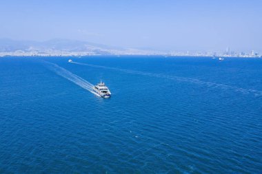 Ege Denizi, İzmir Körfezi 'nde araba taşıyan bir feribot. Hava görünümü