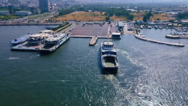 Passagiers Autoveerboot Die Aankomt Ferry Terminal — Stockvideo