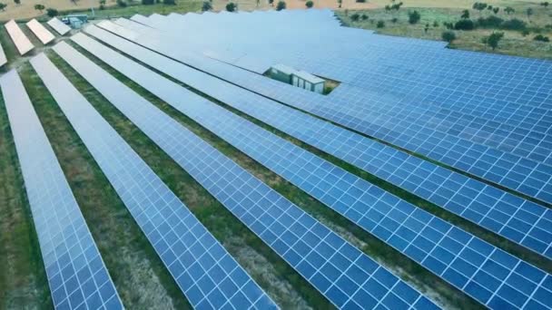 Painéis Usina Solar Uma Fileira Energia Verde Vista Aérea — Vídeo de Stock