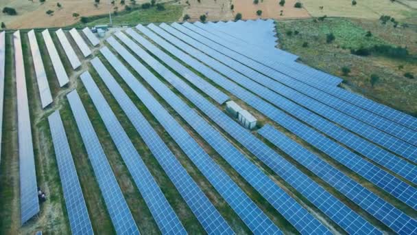太阳能电池板的空中景观连成一片 Esg在土耳其的投资 — 图库视频影像
