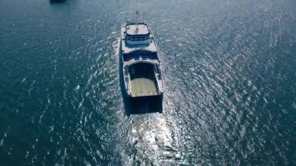 Πλοίο Φτάνει Στον Τερματικό Σταθμό Μεταφέροντας Αυτοκίνητα Κατάστρωμα Πλοίου Που — Αρχείο Βίντεο