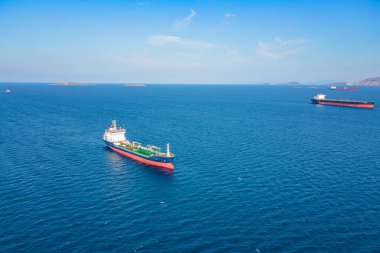 Petrol kimya tankeri deniz gemisinin limana girişini gösteren hava görüntüsü.