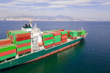 Lojistik ihracat, deniz taşımacılığı ya da taşımacılık için limana giden tam dolu konteynır gemisi. Hava görüntüsü