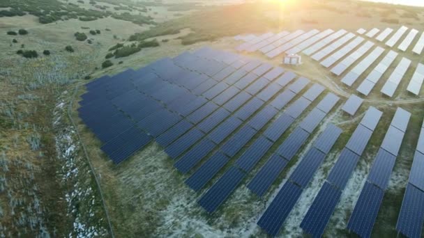 太阳能发电厂有一排太阳能电池板 可再生能源 空中景观 — 图库视频影像
