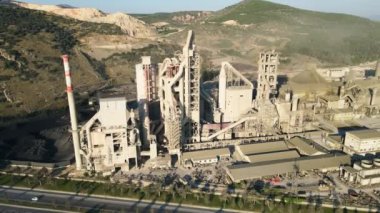 Türkiye 'de otoyol kenarındaki büyük çimento fabrikası, çimento sanayii imalatı, havadan çekimler