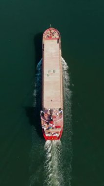 Üst görüş kargo gemisi büyük gemi ya da bulker gemisi denizde düşey çekim yapıyor.