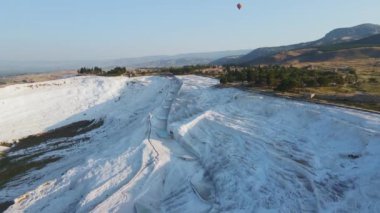 Türkiye 'de güneş doğarken Pamukkale' de kireçtaşı mineral geçitleri. Hava kulesi çekimde