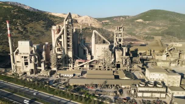 Türkiye Karayolu Yakınlarındaki Büyük Çimento Fabrikası Çimento Sanayii Üretimi Yörüngesel — Stok video