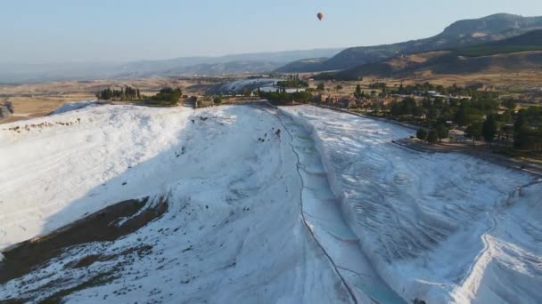 Luftaufnahme Der Travertinen Pamukkale Türkei Weiße Kalksteinmineralformationen — Stockvideo