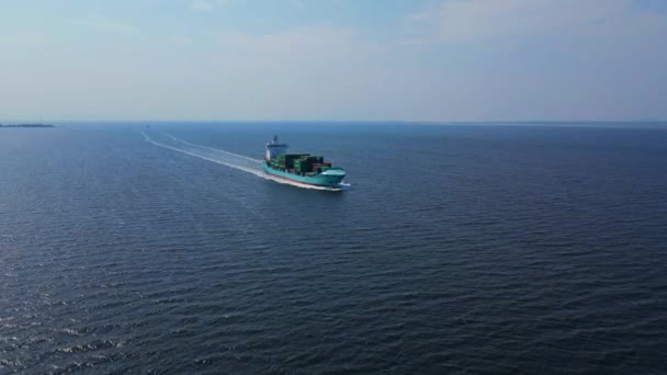 在海上航行至货港的集装箱船 全球贸易和物流进出口 航空射击 — 图库视频影像