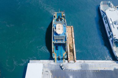 Feribot terminali, feribot ve araçlar güvertede, yukarıdan aşağıya doğru çekim.