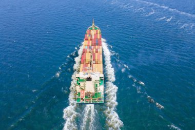 Konteynır kargo gemisi ve kargo konteynerleri denizde yüzüyor.