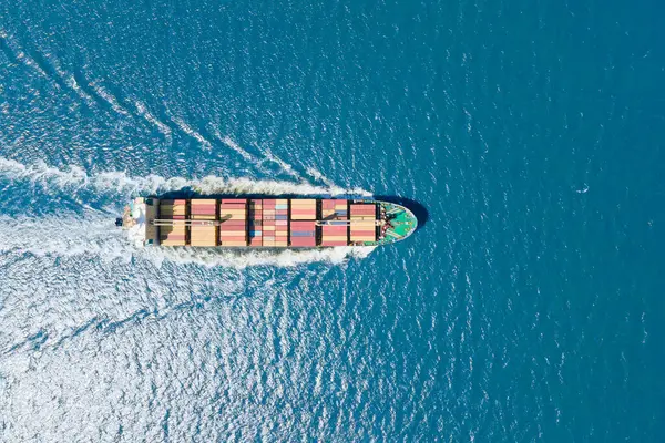 航空上の眺め コンテナ船 海の完全な負荷容器 ロジスティクス 船積み 輸入輸出か輸送のため ストック写真