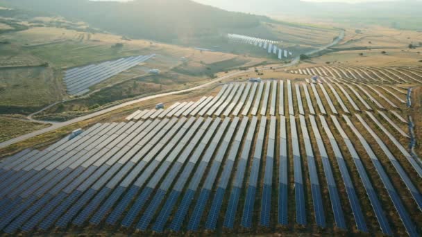 日没時にクリーンな生態系の電力を生産するための太陽光発電パネル 再生可能エネルギーコンセプトの生産 — ストック動画