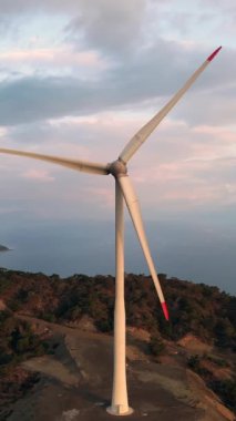 Yel değirmeni rüzgâr tarlası, hava kararınca temiz elektrik üretiyor. Dikey görüntüler