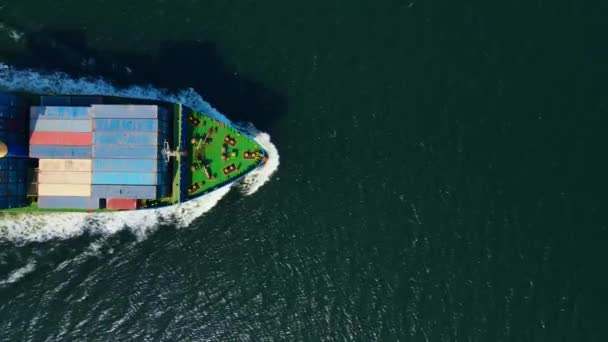 Εμπορευματικό Πλοίο Που Μεταφέρει Εμπορευματοκιβώτια Διατροπικών Μεταφορών Στη Θάλασσα Έννοια — Αρχείο Βίντεο