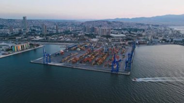 Kentlerdeki iş ve lojistik uluslararası malların ihracatında ve ithalatında konteynır kargosunun hava görüntüsü