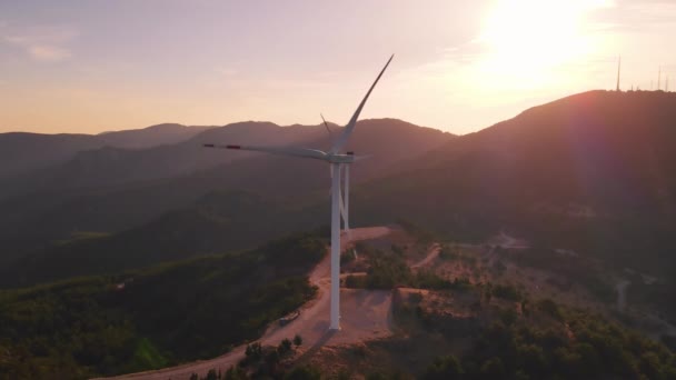 Вітрові Турбіни Лопатями Польовому Повітрі Схід Сонця Небо Вітряний Парк — стокове відео