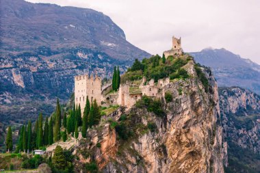 Arco Kalesi, Arco ve Trentino 'daki Sarca Vadisi' nin yukarısındaki önemli bir çıkıntıda bulunan kaleyi harap etti. Hava görünümü