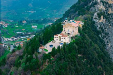 İtalya Lombardia, Garda Gölü 'ndeki Eremo di Montecastello kilisesi. Hava görünümü