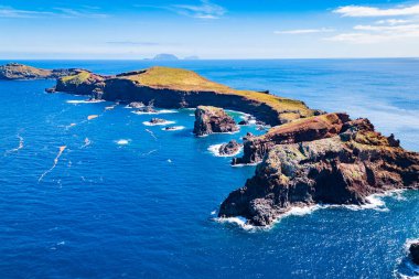 Portekiz 'in Madeira adasındaki Ponta de Sao Lourenco' nun hava manzarası. Madeira adasının güzel manzarası. Okyanustaki keskin kayalar ve manzaralı dağlar.