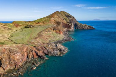 Madeira adasındaki Ponta de Sao Lourenco 'da Atlantik Okyanusu' nun volkanik kayalık kıyıları.