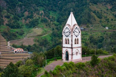 Fatima Şapeli saat kulesi ve Portekiz 'in Madeira adasındaki manzaralı Sao Vicente vadisi. Hava görüntüsü