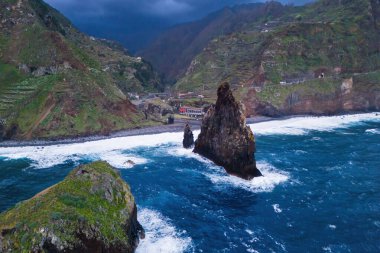 Portekiz 'in Atlantik Okyanusu' nda Ribeira da Janela adlı dev kaya oluşumuna sahip Madeira sahili. Hava görünümü