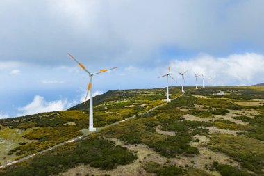 Madeira adasında rüzgar türbini, çevre dostu bir enerji sistemi yaratma sözü. Hava görünümü