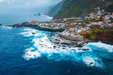 Madeira adasındaki Porto Moniz 'de Atlantik Okyanusu' ndaki doğal lav yüzme havuzları. Hava görünümü