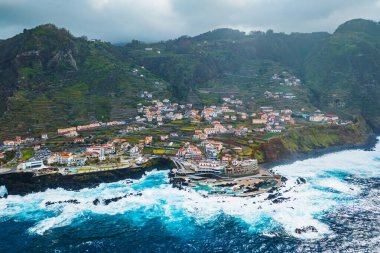 Atlantik okyanusu dalgaları Madeira adasındaki Porto Moniz 'de doğal lav yüzme havuzlarına çarpar. Hava görünümü