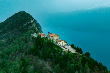 İtalya Lombardia, Garda Gölü 'ndeki Eremo di Montecastello kilisesi. Hava görünümü