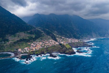 Seixal köyü Madeira Adası kayalık resifleri ve köpük dalgalarıyla volkanik oluşum halinde. Hava görünümü