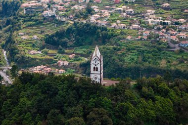 Portekiz 'in Madeira Adası' ndaki Fatima Ana Kilisesi Saat Kulesi 'nin hava manzarası.