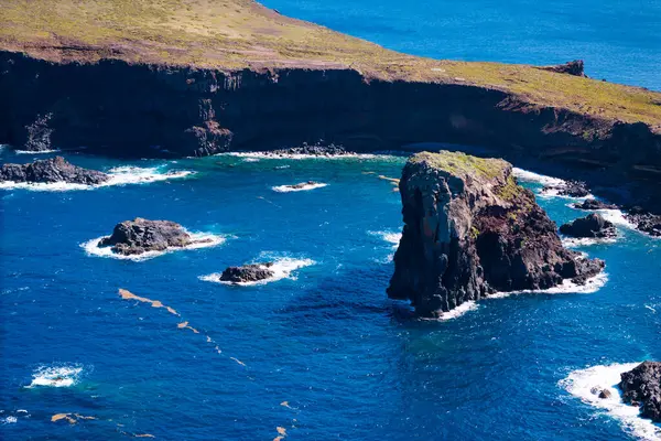 Atlantik Okyanusu 'ndaki Madeira adasında volkanik kayalık Ponta de Sao Lourenco ile kayalık sahil manzarası