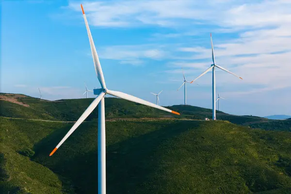 Rüzgar türbinleri yeşil tepelerde, modern enerji santralinde, alternatif enerji kaynaklarında sıfır emisyon enerjisi üretir.