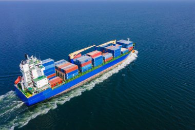 Kargo konteynır gemisi, okyanus gemisindeki kargo gemisi ihracat için yola çıktı. konsept nakliye deniz nakliyesi