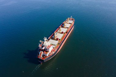 Kuru kargo gemisi yeni kargo nakliyesi için ticari limana gidiyor.